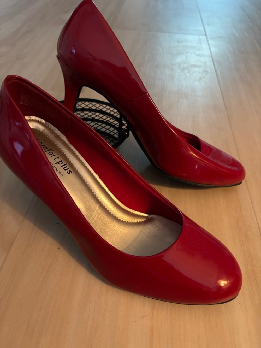 comfort plus by Predictions Red Patent Round Toe Pumps size 7.5 awesome shape